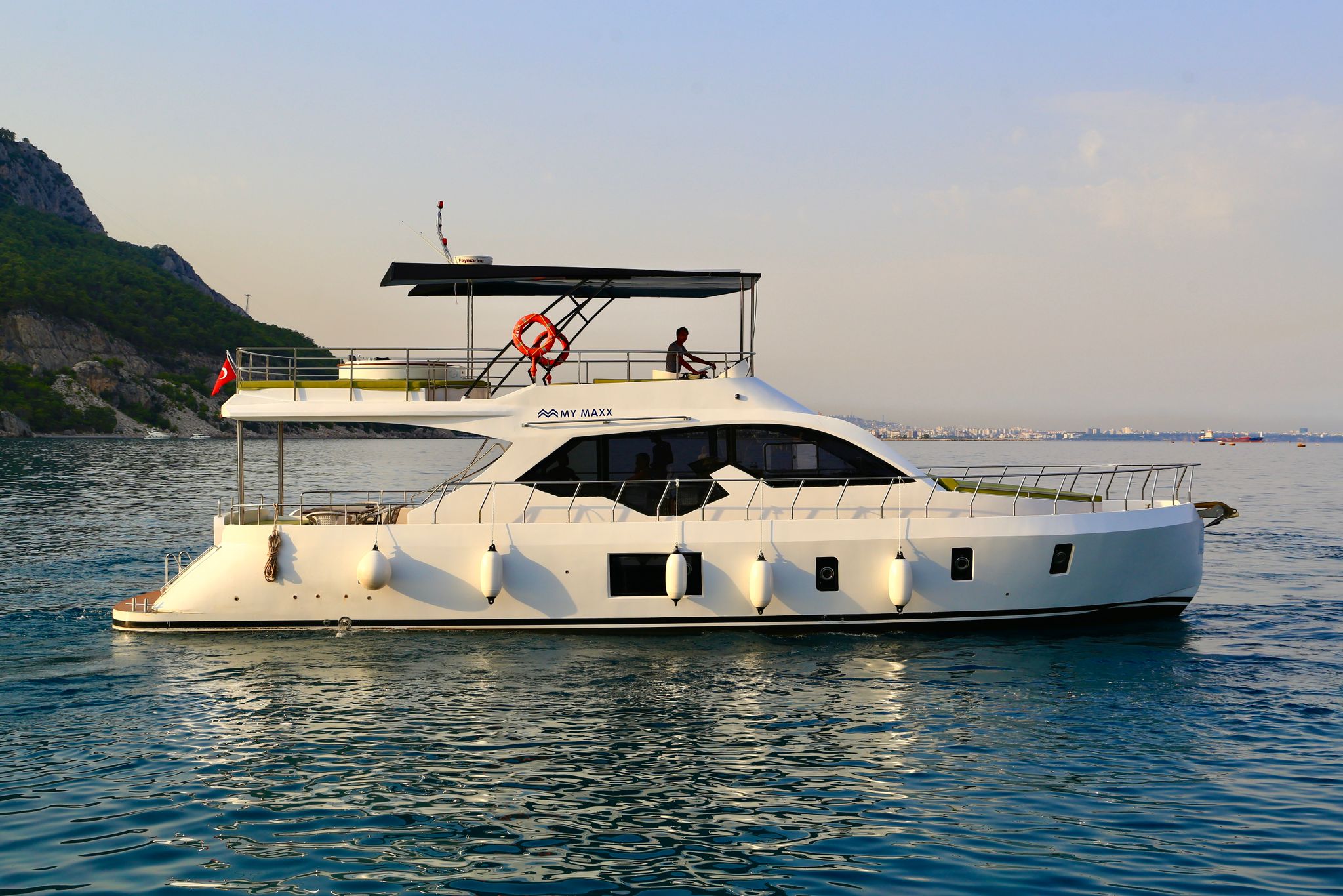 Стоимость аренды частной яхты в Анталии вы можете узнать онлайн по телефону +905321004567 в любое время суток.